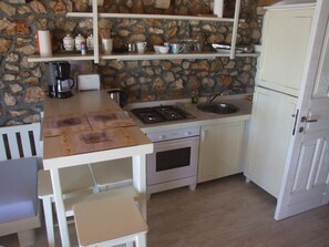 Jääkaappi, mikroaaltouuni, uuni, keittoastiat/astiat/ruokailuvälineet