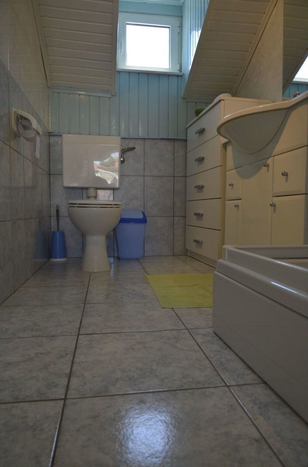 Une salle de bain équipée de toilettes, d’un bidet et d’une baignoire.