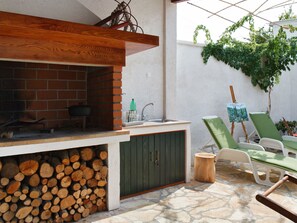 Terrace/patio - Luxuriöses Haus direkt am Strand, große Terrasse by Interhome (Ugljan/Preko)