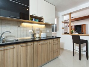 Fridge, oven, dishwasher, cookware/dishes/utensils - Luxuriöses Haus direkt am Strand, große Terrasse by Interhome (Ugljan/Preko)