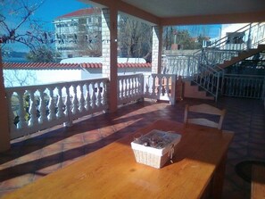 Outdoor dining - "Nani" mit Blick auf das Wasser by Interhome (Zadar/Bibinje)