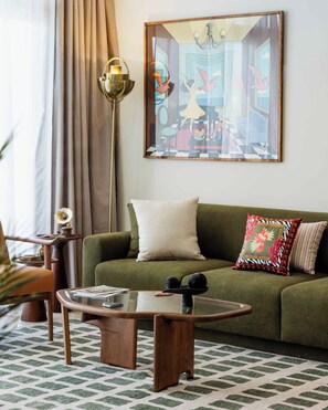 럭셔리 아파트, 침실 2개, 발코니, 정원 전망 | 거실 공간