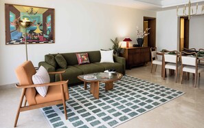 럭셔리 아파트, 침실 2개, 발코니, 정원 전망 | 거실 공간