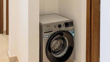 Luxury Apartment, 2 Bedrooms, Balcony, Garden View | Interior