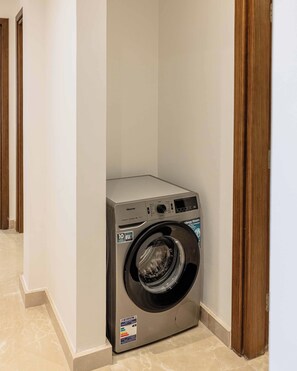 럭셔리 아파트, 침실 2개, 발코니, 정원 전망 | 내부