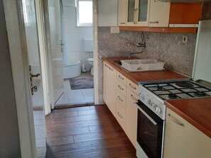 Jääkaappi, uuni, keittoastiat/astiat/ruokailuvälineet