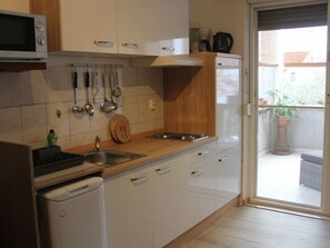 Fridge, microwave, oven, cookware/dishes/utensils - Gemütliche Wohnung mit Terrasse by Interhome (Zadar)