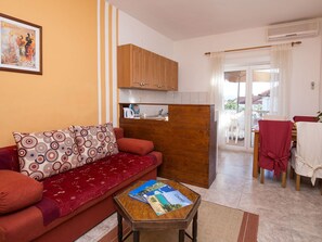 TV - Ruhiges Appartement mit Terrasse in Strandnähe by Interhome (Zadar)