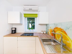 Fridge, oven, cookware/dishes/utensils - Chilled Feel Home Strand-Apt. in Zadar I by Interhome (Zadar)