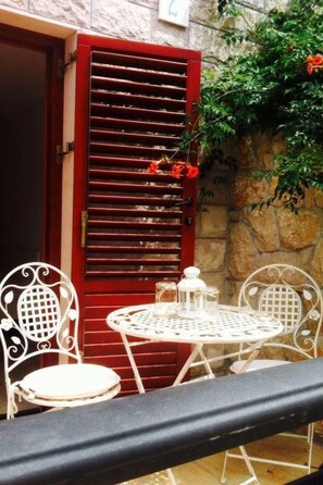 Outdoor dining - Studio mit Terrasse by Interhome (Zaton)