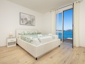 Internet - Wohnung "Ela II" mit Blick auf das Wasser by Interhome (Zaton)