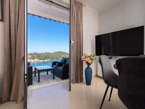 TV - Wohnung "Ela II" mit Blick auf das Wasser by Interhome (Zaton)