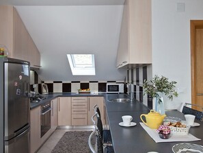Kühlschrank, Mikrowelle, Ofen, Geschirrspüler