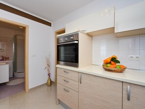 Refrigerador, microondas, horno y lavavajillas 