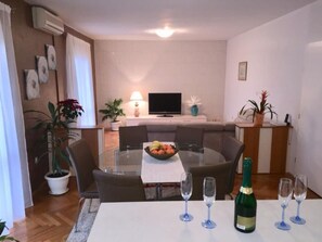Dining - Geräumige Ferienwohnung mit schönem Garten by Interhome (Vir)