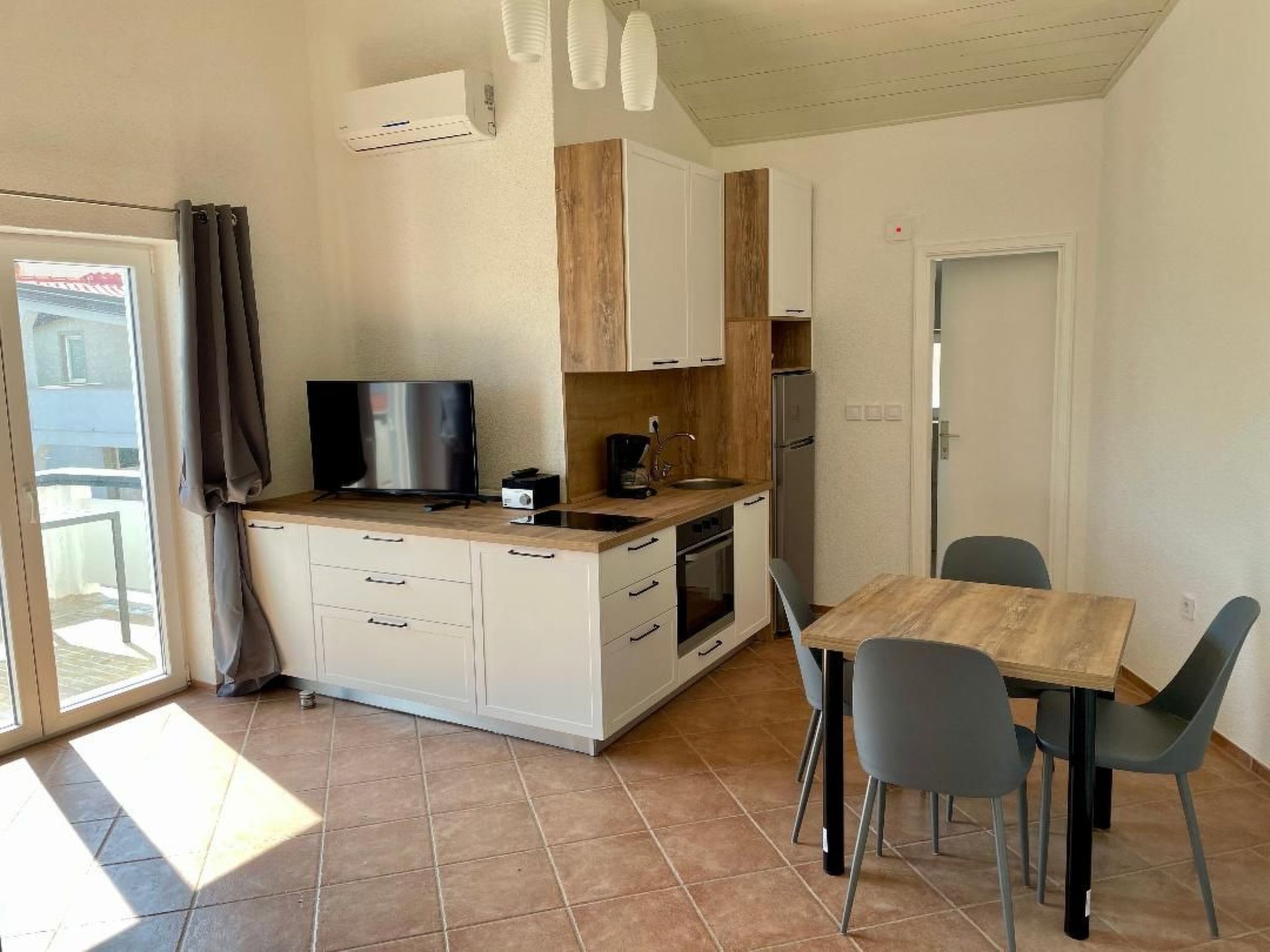 Fridge, oven, cookware/dishes/utensils