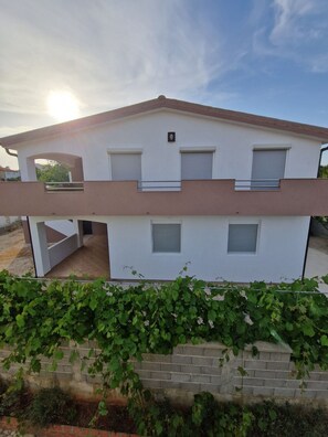 Exterior - Gemütliche Erdgeschosswohnung Ema mit Terrasse by Interhome (Vir)