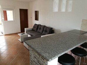 TV, DVD player - Gemütliche Erdgeschosswohnung Ema mit Terrasse by Interhome (Vir)