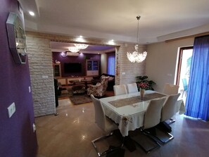 Dining - Wohnung Roncević mit Kamin, in Rovanjska by Interhome (Rovanjska)