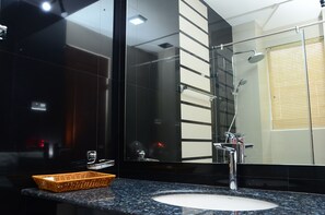 Shower, towels, soap, shampoo - Wijaya Holiday Resort (Kiriella)