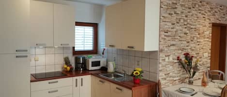 Fridge, microwave, dishwasher, cookware/dishes/utensils