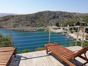 Property grounds - mit Blick auf das Wasser by Interhome (Karlobag)