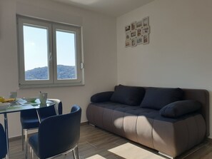 TV - mit Blick auf das Wasser by Interhome (Karlobag)