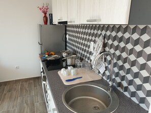 Fridge, microwave, oven, cookware/dishes/utensils - mit Blick auf das Wasser by Interhome (Karlobag)