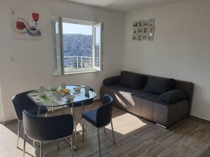 TV - mit Blick auf das Wasser by Interhome (Karlobag)
