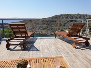 Property grounds - mit Blick auf das Wasser by Interhome (Karlobag)