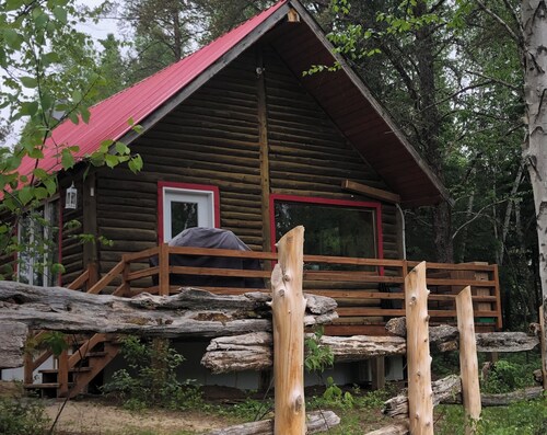 Chalet de bois rond chic et rustique à proximité de la ferme en pleine nature.
