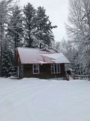 Exterior - Chic, rustic log cabin near the farm in the heart of nature. (Peribonka)