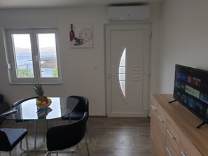 Dining - Wohnung in Cesarica mit Privater Terrasse by Interhome (Karlobag)