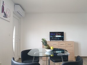 Dining - Wohnung in Cesarica mit Privater Terrasse by Interhome (Karlobag)