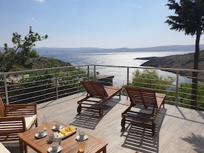 Outdoor dining - Wohnung in Cesarica mit Privater Terrasse by Interhome (Karlobag)