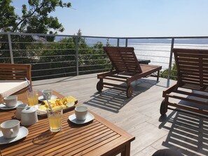 Outdoor dining - Wohnung in Cesarica mit Privater Terrasse by Interhome (Karlobag)
