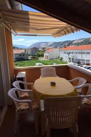 Outdoor dining - Zentrale Ferienwohnung mit Balkon by Interhome (Rab/Lopar)