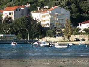 Exterior - mit Blick auf das Wasser by Interhome (Rab/Kampor)