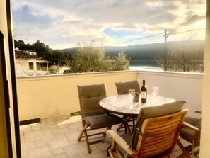 Outdoor dining - mit Blick auf das Wasser by Interhome (Rab/Kampor)