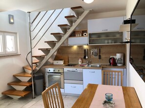 Fridge, microwave, oven, dishwasher - mit Blick auf das Wasser by Interhome (Rab/Kampor)