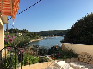 Terrace/patio - mit Blick auf das Wasser by Interhome (Rab/Kampor)