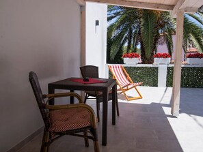 Outdoor dining - Schöne Wohnung in Veli Lošinj mit Garten by Interhome (Lošinj / Veli Lošinj)