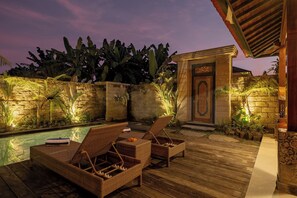 สระว่ายน้ำกลางแจ้ ง, เก้าอี้อาบแดดริมสระ