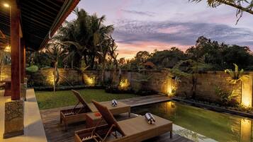 Outdoor pool, pool loungers