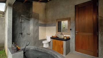 One Bedroom Villa with Pool View | Baño | Bañera y ducha independientes, secador de pelo, zapatillas y toallas