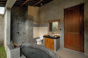 One Bedroom Villa with Pool View | ห้องน้ำ | อ่างอาบน้ำและฝักบัวแยกจากกัน, ไดร์เป่าผม, รองเท้าสวมภายในห้อง