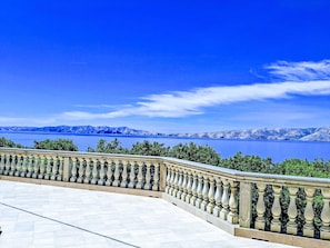 A balcony with a balustrade overlooking a body of water and distant mountains. - Apartment für zwei Erwachsene und zwei Kinder by Interhome (Senj)