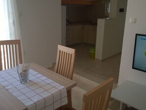 Dining - Wohnung mit Blick auf das Wasser by Interhome (Novi Vinodolski)
