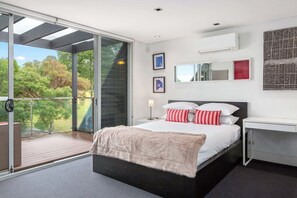 1 bedroom, iron/ironing board, travel cot, WiFi - Camperdown Parkside Studio (Camperdown)