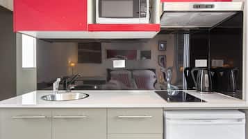 Kühlschrank, Mikrowelle, Kochgeschirr/Geschirr/Besteck